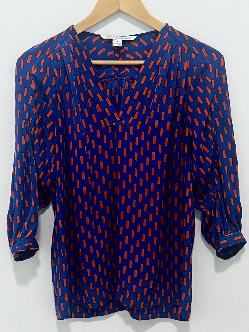 DVF Silk Blend V-Neck Top Size 4 Abstract Office Boho  - Dianne Von Furstenberg